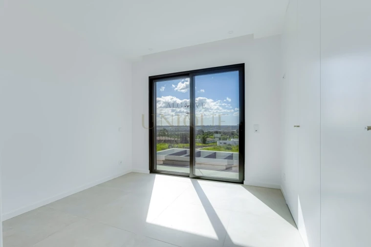 Moradia T4 para Venda em Mexilhoeira Grande Foto 11