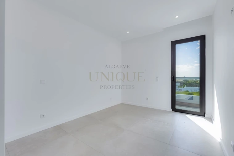 Moradia T4 para Venda em Mexilhoeira Grande Foto 16