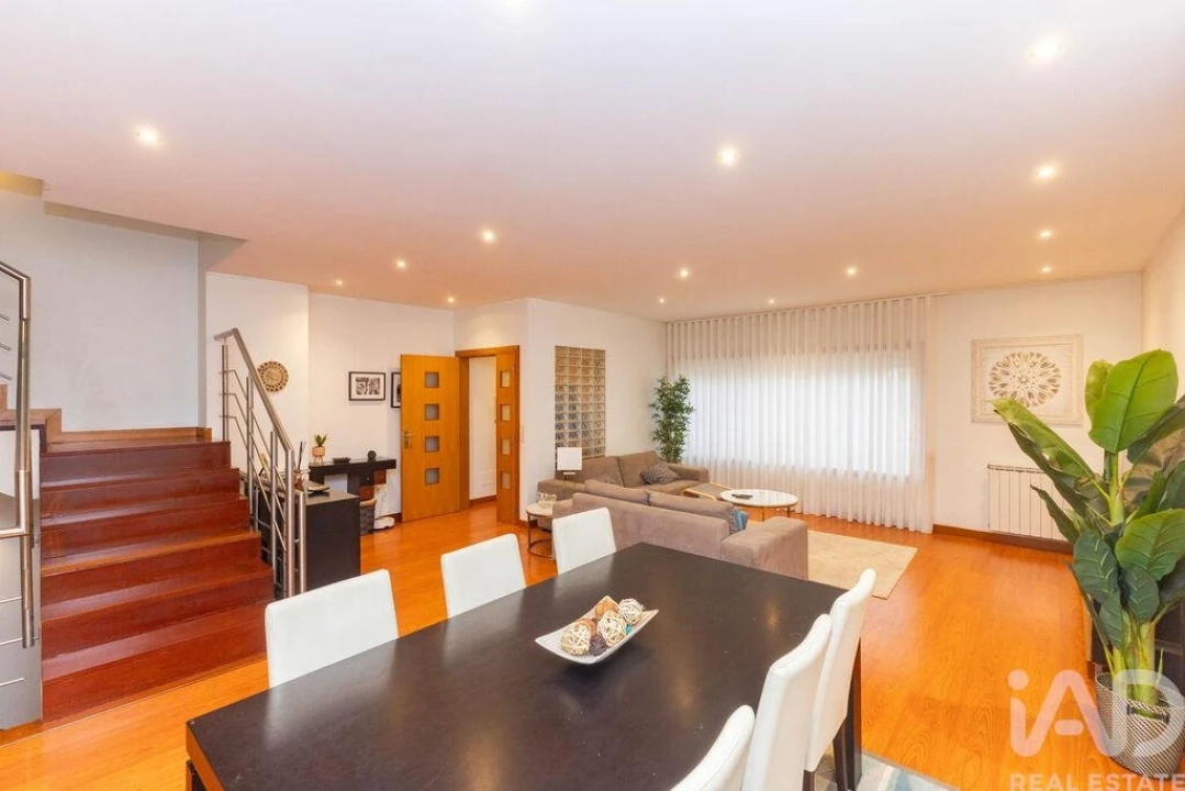 Moradia T4 para Venda em Alfena Foto 3