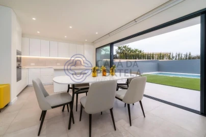 Moradia T4 para Venda em Montenegro