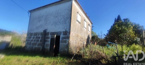 Quinta T3 para Venda em Cornes