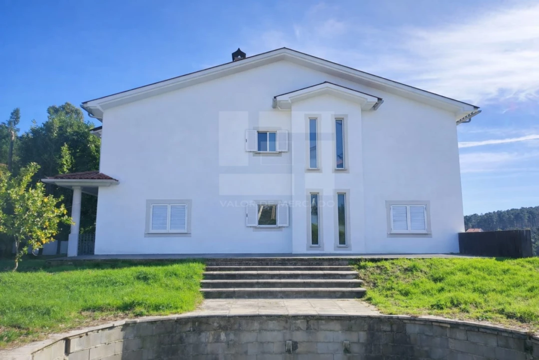 Moradia T4 para Venda em Castro Daire Foto 2