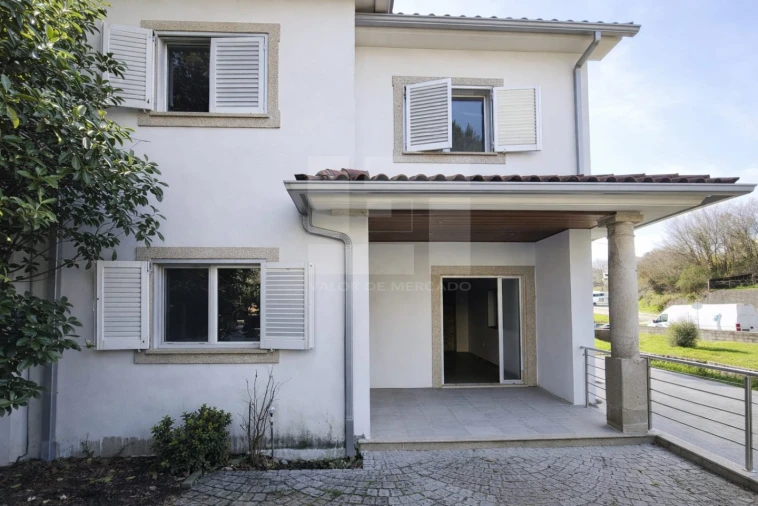 Moradia T4 para Venda em Castro Daire Foto 3