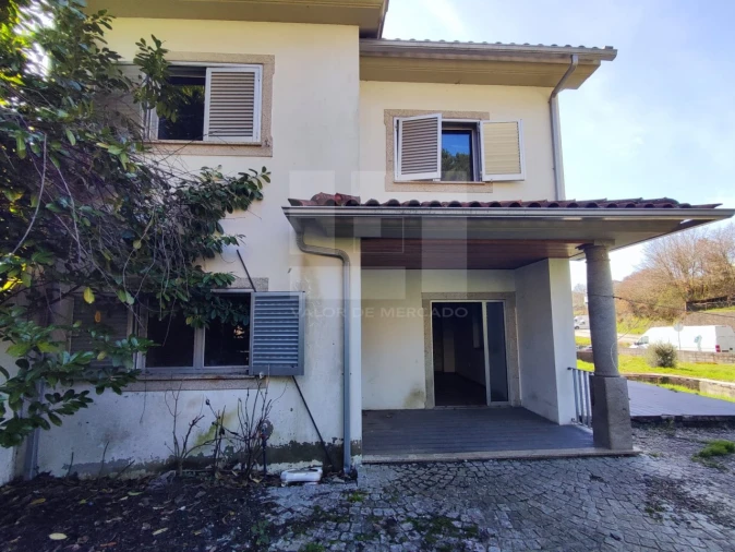 Moradia T4 para Venda em Castro Daire Foto 4