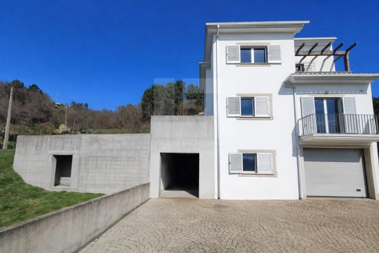 Moradia T4 para Venda em Castro Daire Foto 5