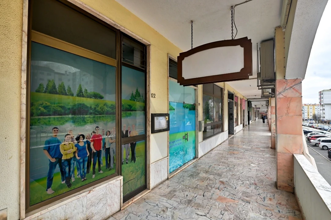 Loja para Venda em Massamá e Monte Abraão Foto 2