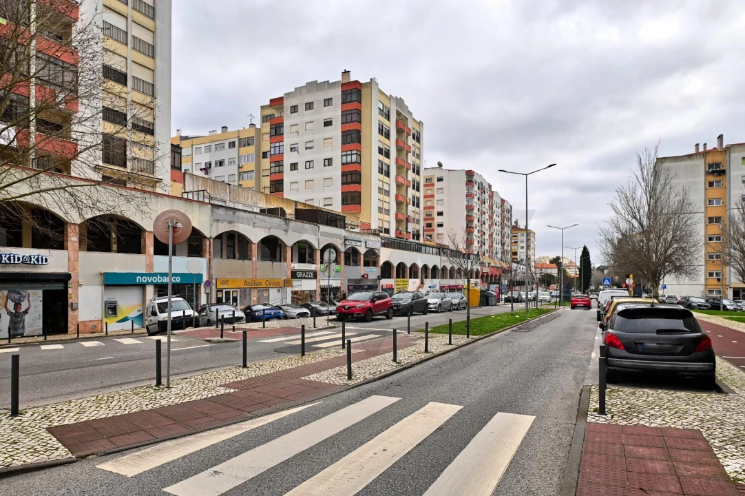 Loja para Venda em Massamá e Monte Abraão Foto 22