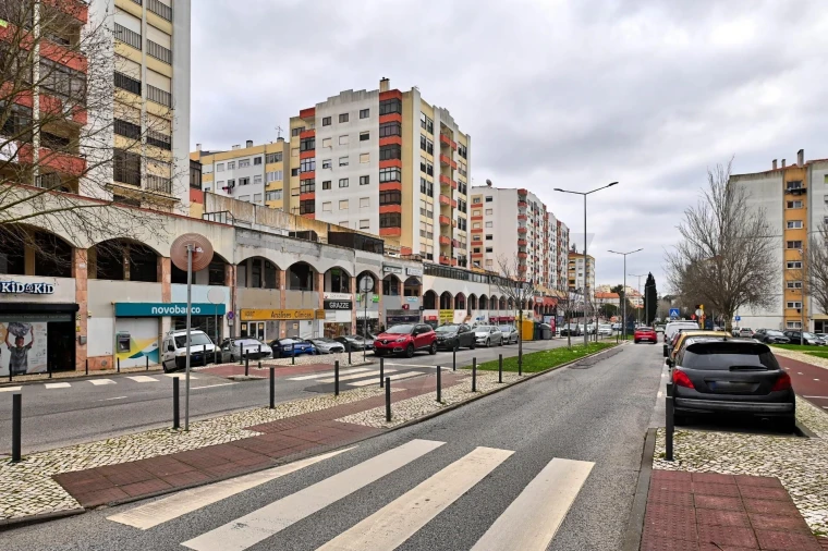 Loja para Venda em Massamá e Monte Abraão Foto 22