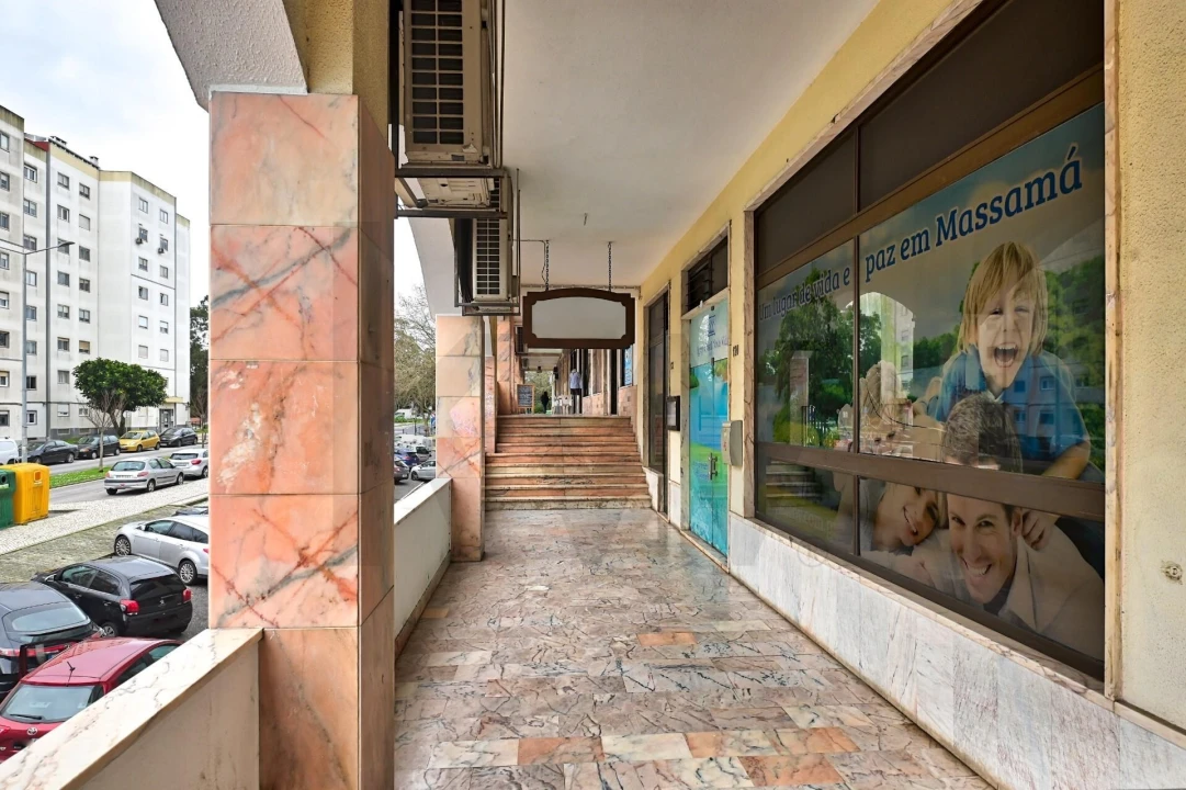 Loja para Venda em Massamá e Monte Abraão Foto 3