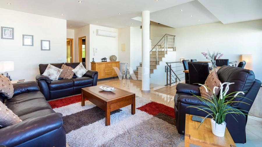 Moradia T5 para Venda em Quarteira Foto 2