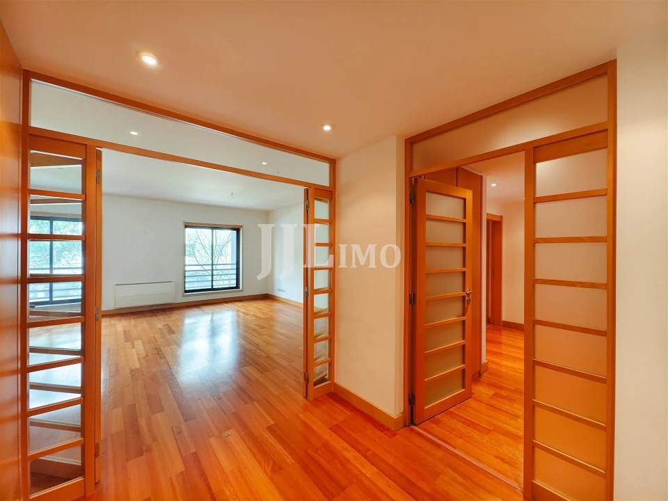 Apartamento T3 para Arrendamento em São Domingos de Benfica Foto 9