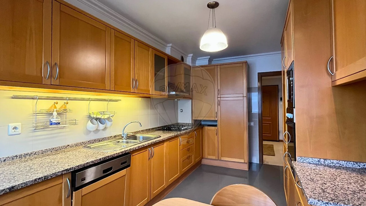 Apartamento T3 para Venda em Carnide Foto 2