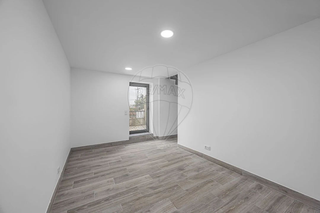 Moradia T1 para Arrendamento em Ramada e Caneças Foto 9