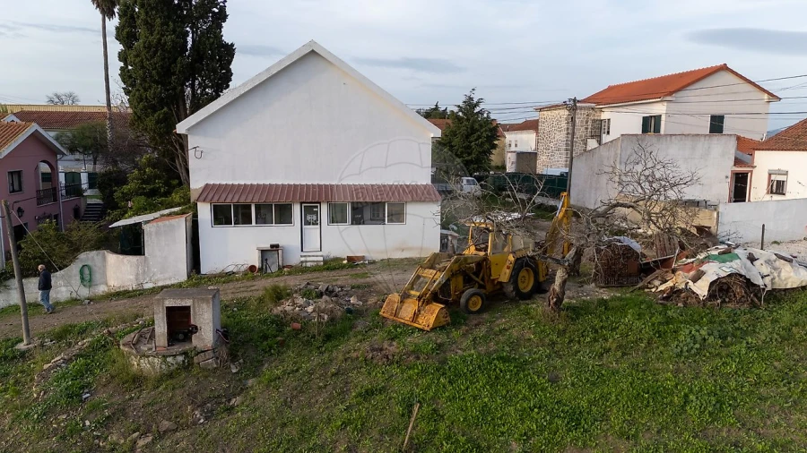 Armazém para Venda em Carvoeira e Carmões Foto 1