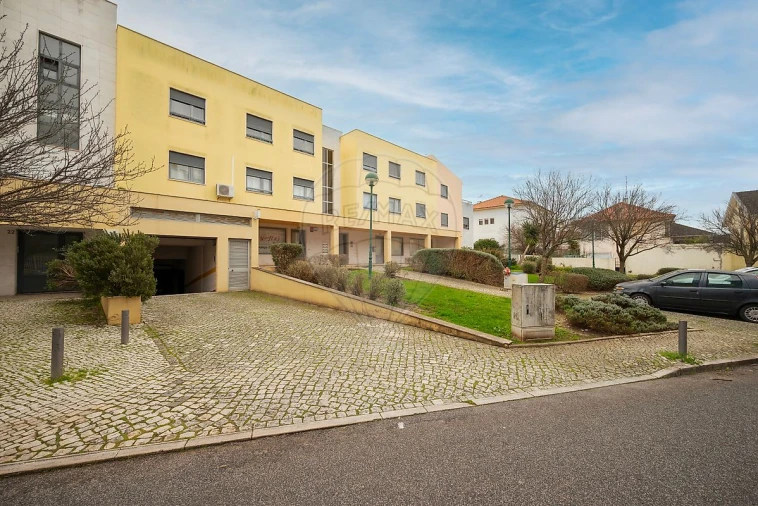 Apartamento T3 para Venda em Carnaxide e Queijas Foto 33