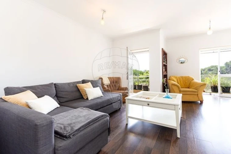Apartamento T3 para Venda em Charneca de Caparica e Sobreda Foto 1