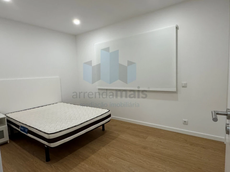 Apartamento T2 para Arrendamento em Sé Nova, Santa Cruz, Almedina e São Bartolomeu Foto 10