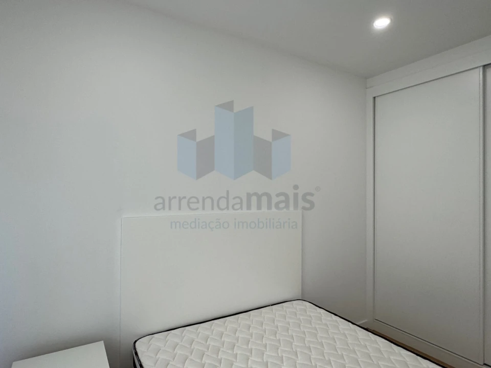Apartamento T2 para Arrendamento em Sé Nova, Santa Cruz, Almedina e São Bartolomeu Foto 13
