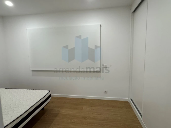 Apartamento T2 para Arrendamento em Sé Nova, Santa Cruz, Almedina e São Bartolomeu Foto 11