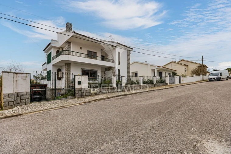 Moradia T8 para Venda em Corroios