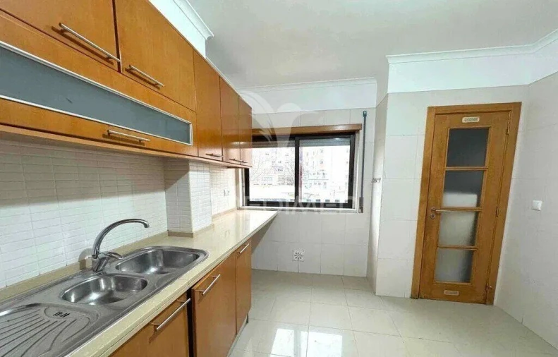 Apartamento T3 para Venda em Rio de Mouro Foto 5