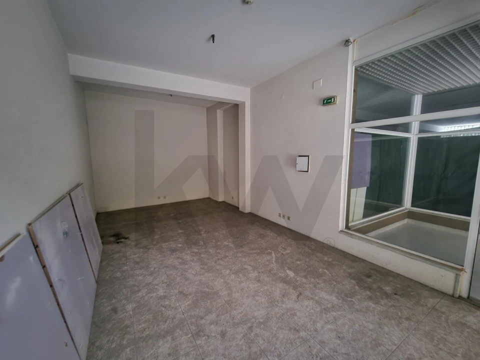 Loja para Arrendamento em São João da Madeira Foto 4