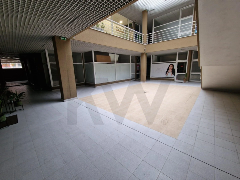 Loja para Arrendamento em São João da Madeira Foto 7