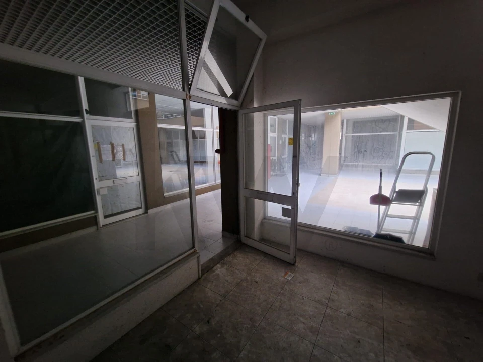 Loja para Arrendamento em São João da Madeira Foto 5