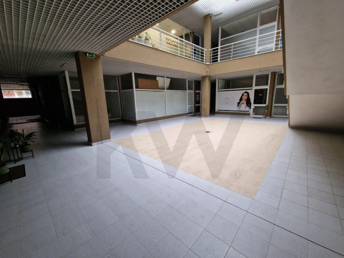 Loja para Arrendamento em São João da Madeira Foto 7