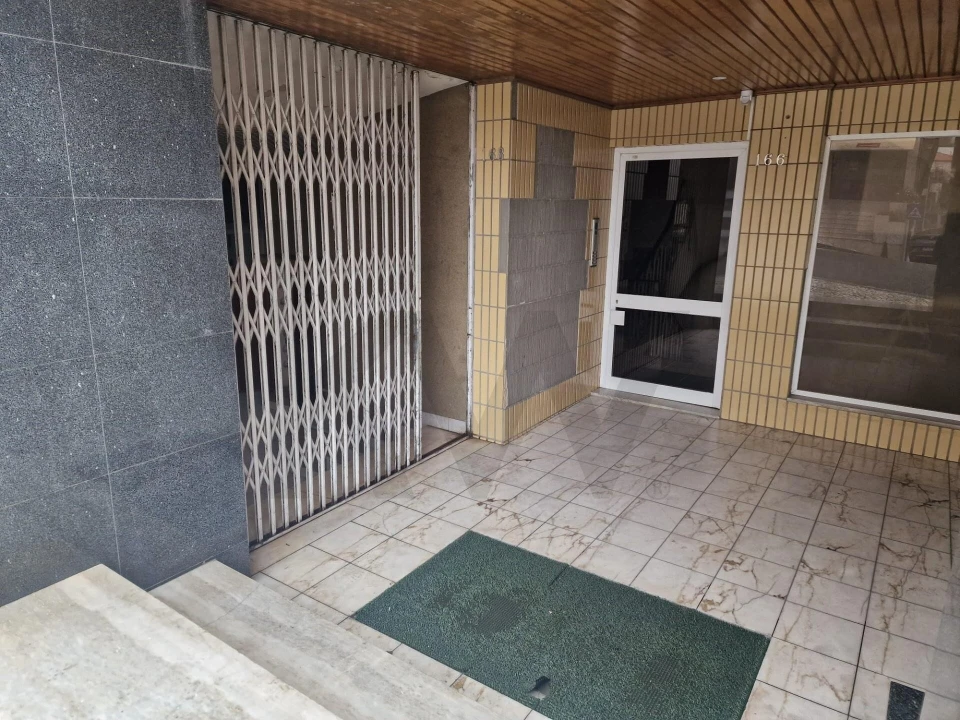 Loja para Arrendamento em São João da Madeira Foto 2