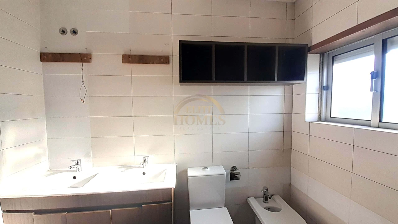 Apartamento T2 para Venda em Agualva e Mira-Sintra Foto 11