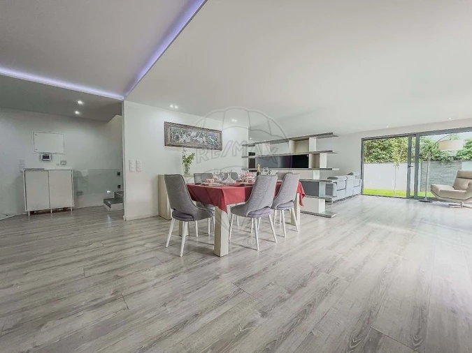 Moradia T4 para Venda em Rio de Mouro Foto 4