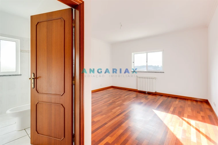 Moradia T3 para Venda em Golpilheira Foto 4