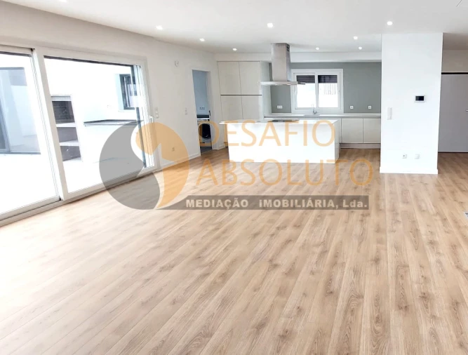 Moradia T4 para Venda em Fernao Ferro Foto 1