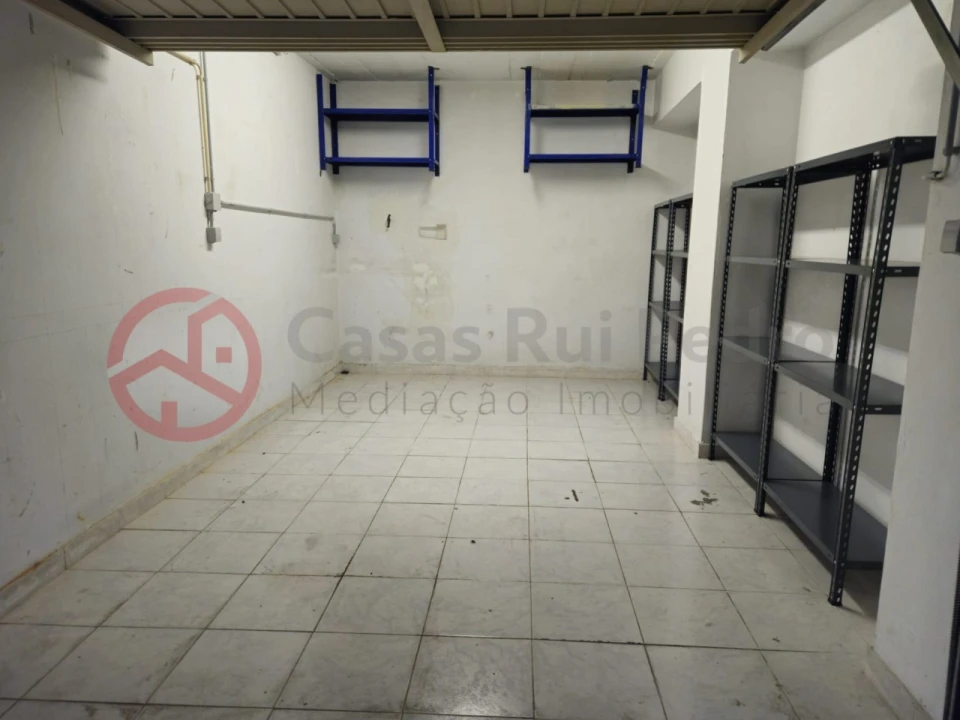 Garagem para Venda em Almada, Cova da Piedade, Pragal e Cacilhas Foto 1