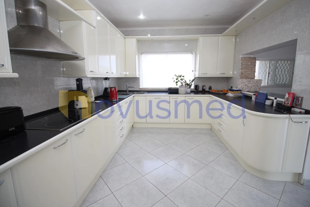 Moradia T5 para Venda em Guia Foto 32