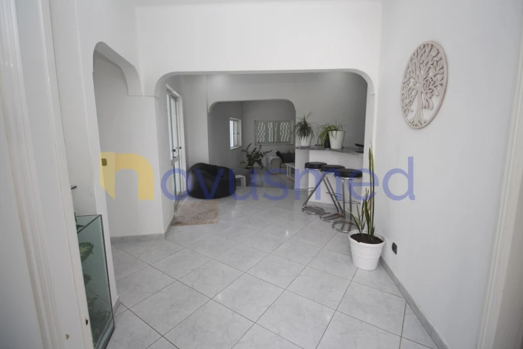 Moradia T5 para Venda em Guia Foto 5