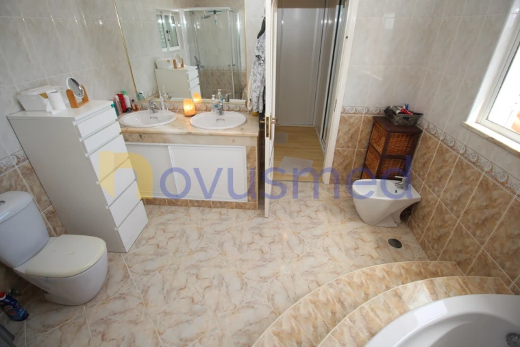 Moradia T5 para Venda em Guia Foto 21