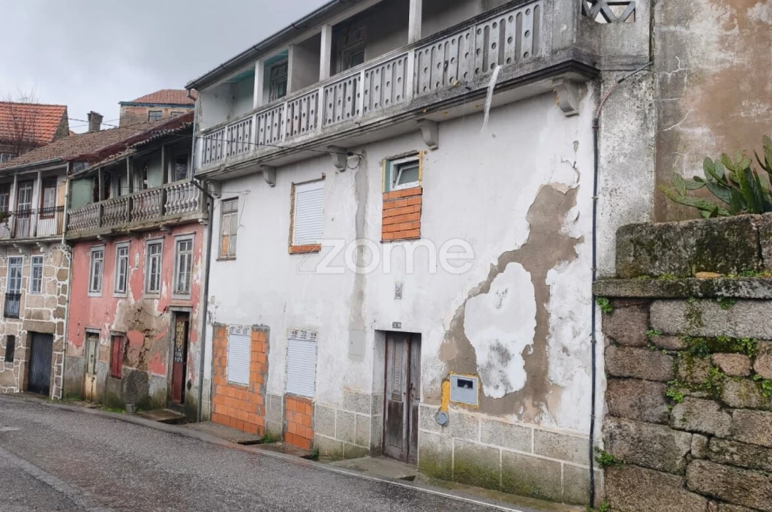 Moradia T3 para Venda em Seia, São Romão e Lapa dos Dinheiros Foto 1