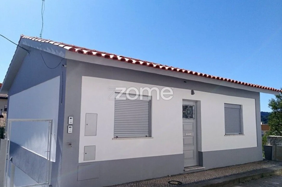 Moradia T2 para Arrendamento em Santo Antonio dos Olivais Foto 1