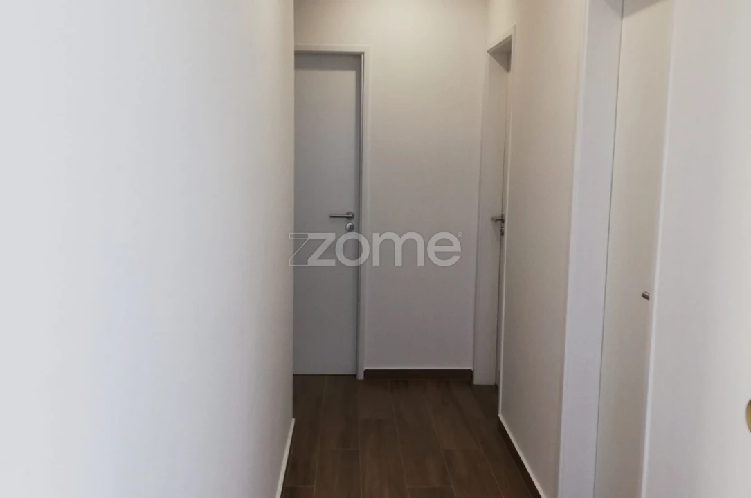 Moradia T2 para Arrendamento em Santo Antonio dos Olivais Foto 2