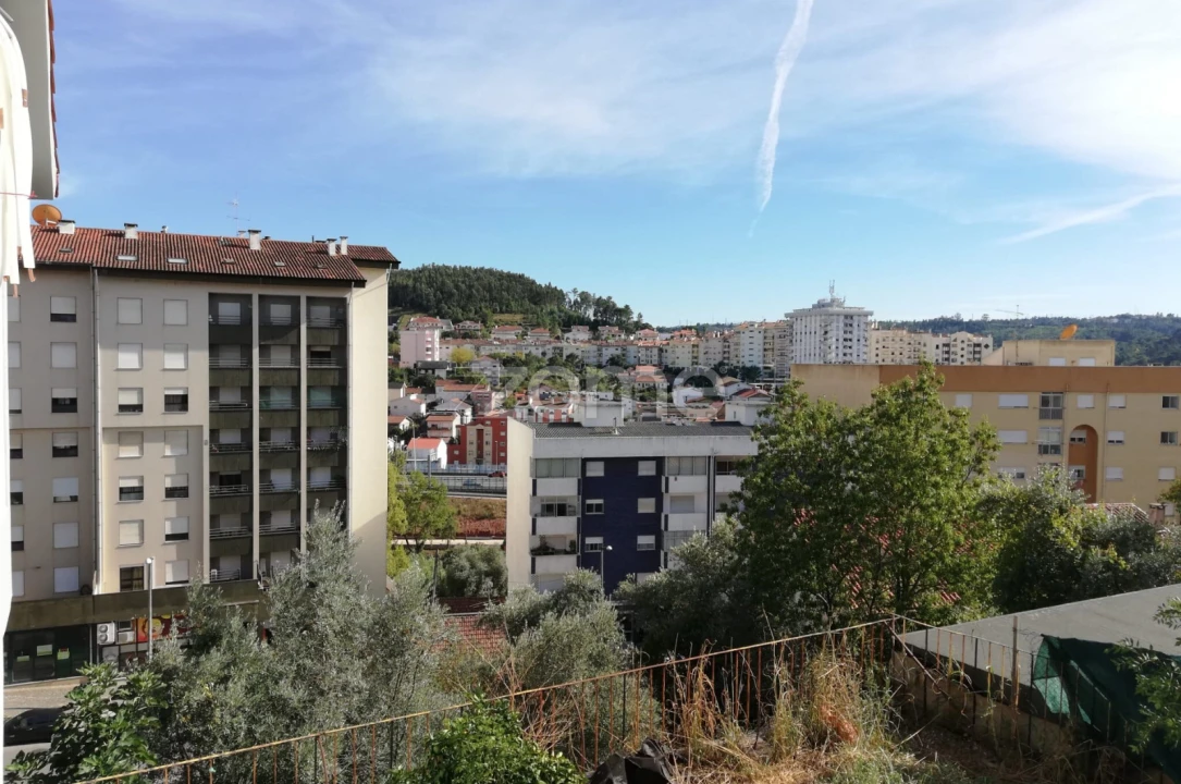 Moradia T2 para Arrendamento em Santo Antonio dos Olivais Foto 9