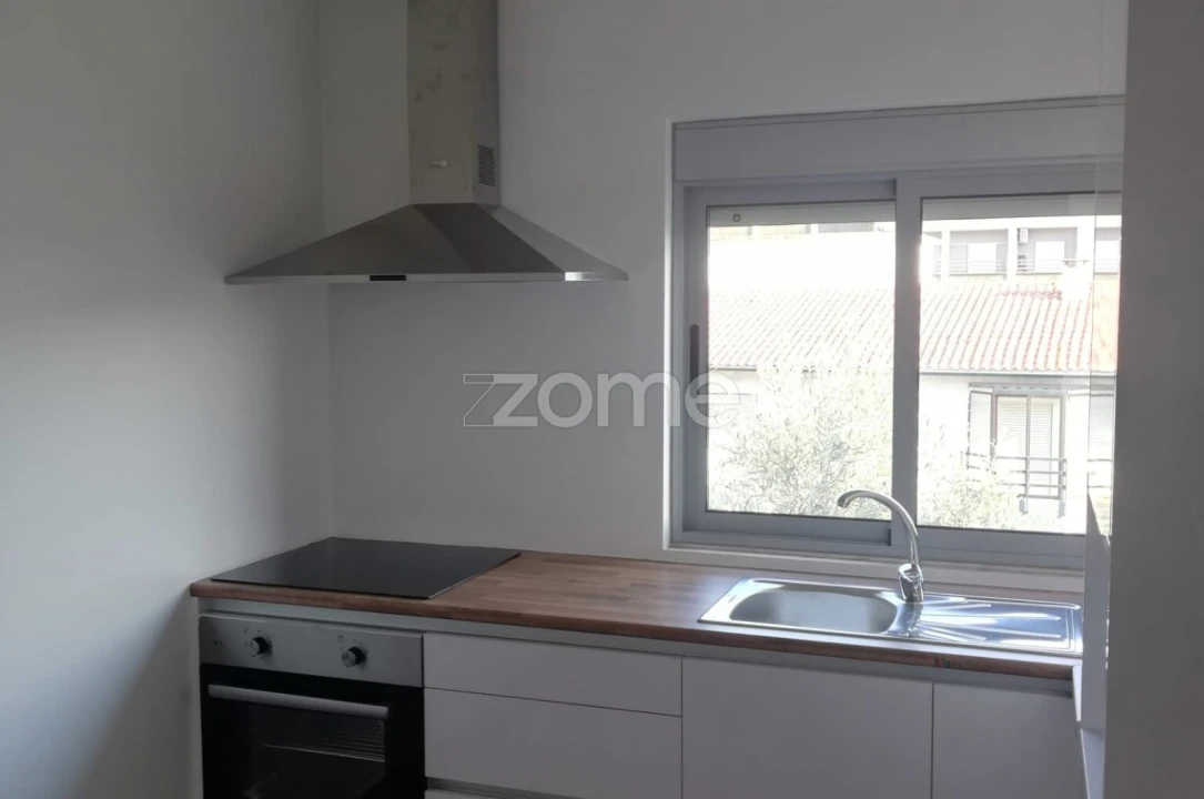 Moradia T2 para Arrendamento em Santo Antonio dos Olivais Foto 3