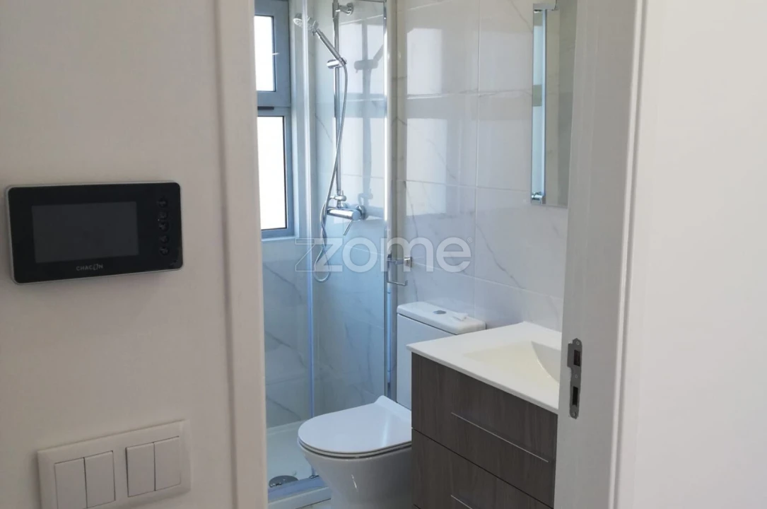 Moradia T2 para Arrendamento em Santo Antonio dos Olivais Foto 8