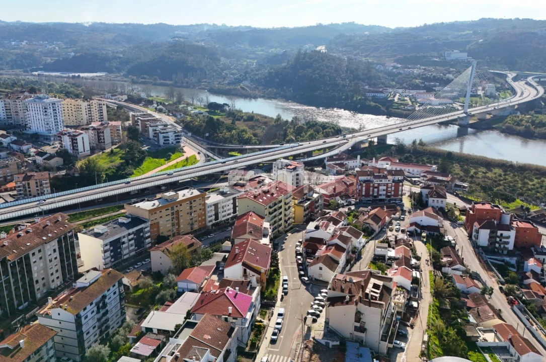 Moradia T2 para Arrendamento em Santo Antonio dos Olivais Foto 13