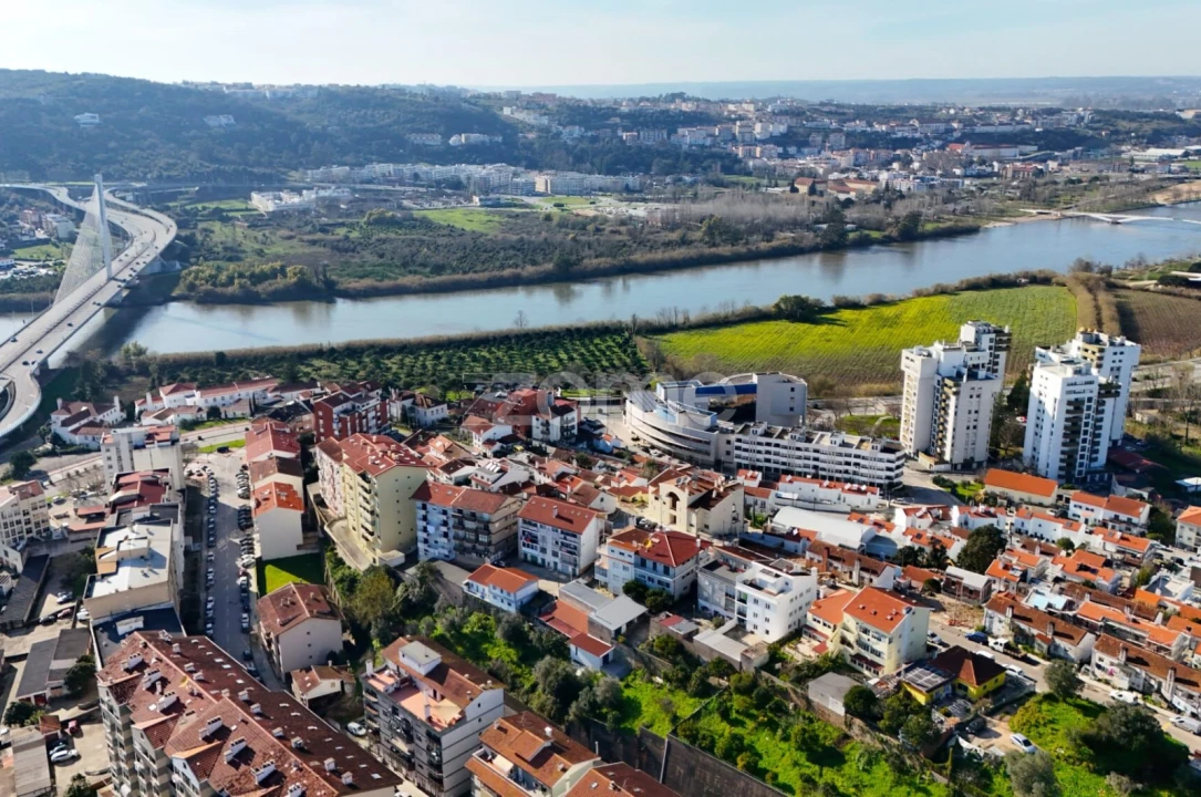 Moradia T2 para Arrendamento em Santo Antonio dos Olivais Foto 14