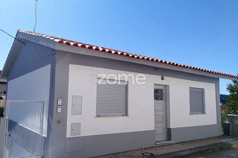 Moradia T2 para Arrendamento em Santo Antonio dos Olivais Foto 1