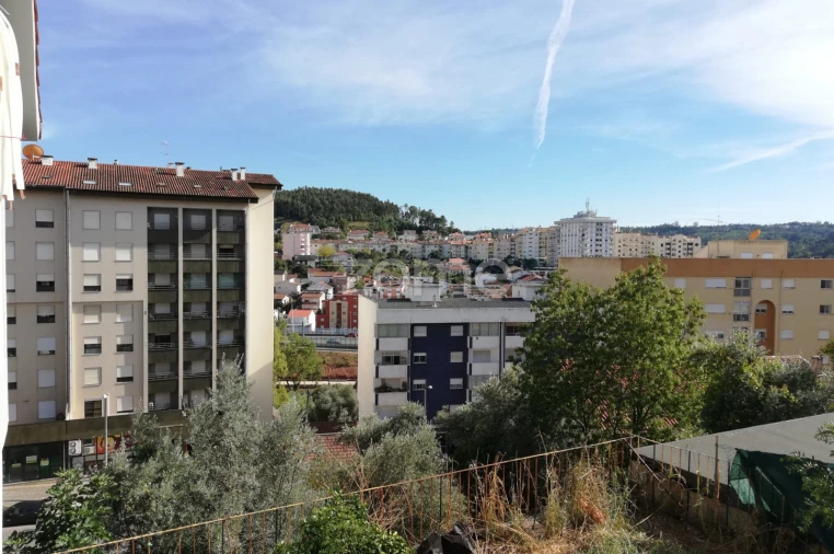 Moradia T2 para Arrendamento em Santo Antonio dos Olivais Foto 9