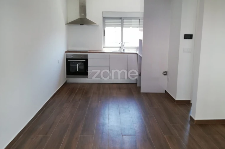 Moradia T2 para Arrendamento em Santo Antonio dos Olivais Foto 4