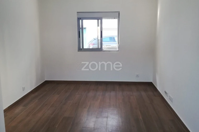 Moradia T2 para Arrendamento em Santo Antonio dos Olivais Foto 7